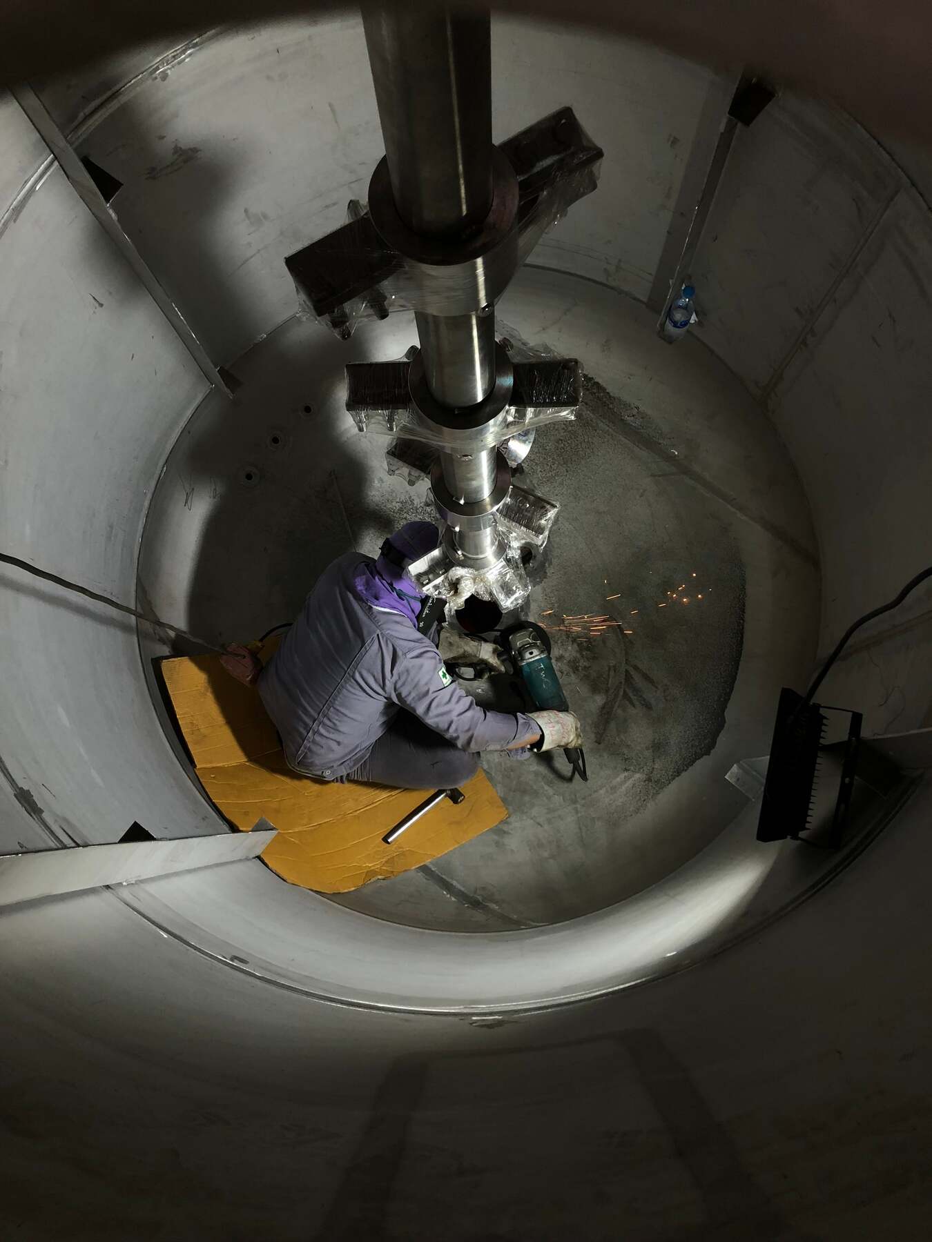Arbeiten in Behältern, Silos und engen Räumen